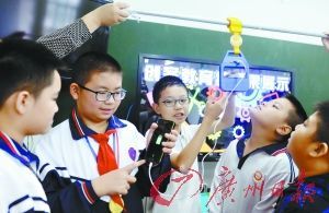 廣州小學生發明公交車拉環變充電器